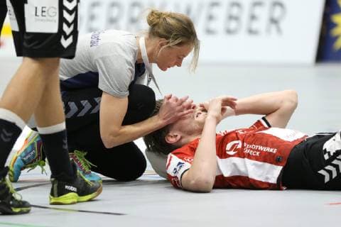 Antonio Metzner (VfL Luebeck-Schwartau 96) wird versorgt, TuS N-Luebbecke vs VfL Luebeck-Schwartau, Handball, 2. Bundesliga, 29.09.2018, TuS N-Luebbecke vs VfL Luebeck-Schwartau, Handball, 2. Bundesliga, 29.09.2018 Luebbecke Copyright: xEIBNER JanxStrohdiekx EP_JSK