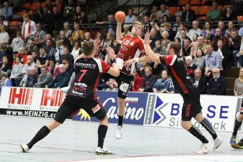 Dadi Runarsson (VfL Luebeck-Schwartau 31) gegen Jo Gerrit Genz (TuS N-Luebbecke 5)(rechts) und Patryk Walczak (TuS N-Luebbecke 7)(links) , TuS N-Luebbecke vs VfL Luebeck-Schwartau, Handball, 2. Bundesliga, 29.09.2018, TuS N-Luebbecke vs VfL Luebeck-Schwartau, Handball, 2. Bundesliga, 29.09.2018 Luebbecke Copyright: xEIBNER JanxStrohdiekx EP_JSK
