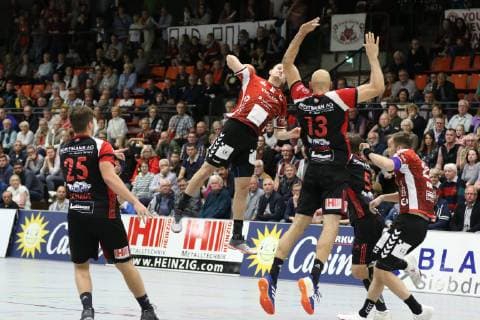 Pawel Genda (VfL Luebeck-Schwartau 6) steigt auf vor Marko Bagaric (TuS N-Luebbecke 13)(vorne) und Jo Gerrit Genz (TuS N-Luebbecke 5)(rechts), TuS N-Luebbecke vs VfL Luebeck-Schwartau, Handball, 2. Bundesliga, 29.09.2018, TuS N-Luebbecke vs VfL Luebeck-Schwartau, Handball, 2. Bundesliga, 29.09.2018 Luebbecke Copyright: xEIBNER JanxStrohdiekx EP_JSK