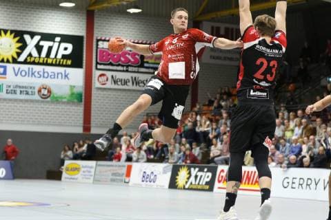 Pawel Genda (VfL Luebeck-Schwartau 6) gegen Valentin Spohn (TuS N-Luebbecke 23)(rechts), TuS N-Luebbecke vs VfL Luebeck-Schwartau, Handball, 2. Bundesliga, 29.09.2018, TuS N-Luebbecke vs VfL Luebeck-Schwartau, Handball, 2. Bundesliga, 29.09.2018 Luebbecke Copyright: xEIBNER JanxStrohdiekx EP_JSK