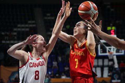 (180929) -- TENERIFE, Sept. 29, 2018 -- Shao Ting (R) of China shoots the ball over Kim Gaucher of Canada during a class 5-8 match at the 2018 FIBA Women s Basketball World Cup in San Cristobal de la Laguna in Tenerife, Spain, Sept. 29, 2018. ) (SP)SPAIN-TENERIFE-FIBA WOMEN S BASKETBALL WORLD CUP-QUARTER-FINAL ZhengxHuansong 