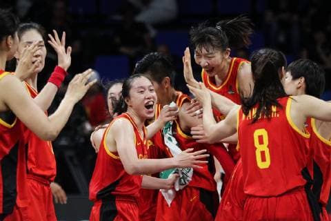 Sport Bilder des Tages (180929) -- TENERIFE, Sept. 29, 2018 -- Players of China celebrate after winning a class 5-8 match against Canada at the 2018 FIBA Women s Basketball World Cup in San Cristobal de la Laguna in Tenerife, Spain, Sept. 29, 2018. ) (SP)SPAIN-TENERIFE-FIBA WOMEN S BASKETBALL WORLD CUP-CHINA-CANADA ZhengxHuansong 