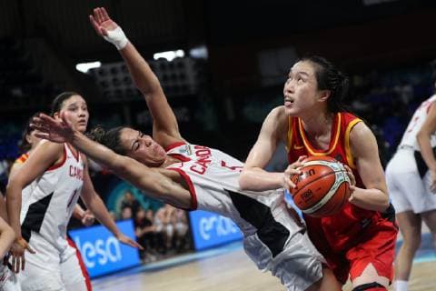 (180929) -- TENERIFE, Sept. 29, 2018 -- Shao Ting (R) of China competes during a class 5-8 match against Canada at the 2018 FIBA Women s Basketball World Cup in San Cristobal de la Laguna in Tenerife, Spain, Sept. 29, 2018. ) (SP)SPAIN-TENERIFE-FIBA WOMEN S BASKETBALL WORLD CUP-CHINA-CANADA ZhengxHuansong 