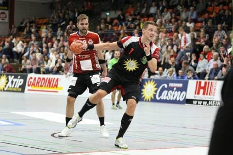 Patryk Walczak (TuS N-Luebbecke 7) vorbei an Steffen Koehler (VfL Luebeck-Schwartau 22)(hinten) , TuS N-Luebbecke vs VfL Luebeck-Schwartau, Handball, 2. Bundesliga, 29.09.2018, TuS N-Luebbecke vs VfL Luebeck-Schwartau, Handball, 2. Bundesliga, 29.09.2018 Luebbecke Copyright: xEIBNER JanxStrohdiekx EP_JSK