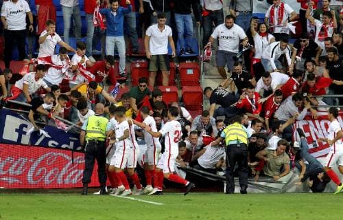 Sport Themen der Woche KW39 Sport Bilder des Tages Sport Bilder des Tages A part of the stands fall down during the celebration of a Sevilla CF s goal against SD Eibar with during their Spanish Liga Primera Division soccer match played at Ipurua stadium in Eibar, northern Spain, 29 September 2018. SD Eibar vs Sevilla CF !ACHTUNG: NUR REDAKTIONELLE NUTZUNG!  Copyright: xGORKAxESTRADAx GRAF6158 20180929-636738517208781374