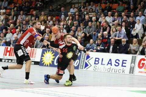 Kenji Hoevels (TuS N-Luebbecke 55) gegen Steffen Koehler (VfL Luebeck-Schwartau 22)(links) und Antonio Metzner (VfL Luebeck-Schwartau 96)(hinten) , TuS N-Luebbecke vs VfL Luebeck-Schwartau, Handball, 2. Bundesliga, 29.09.2018, TuS N-Luebbecke vs VfL Luebeck-Schwartau, Handball, 2. Bundesliga, 29.09.2018 Luebbecke Copyright: xEIBNER JanxStrohdiekx EP_JSK