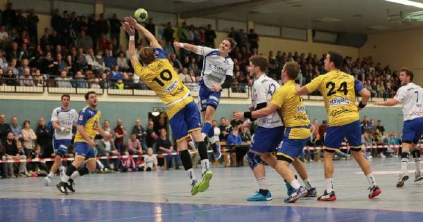 29.09.2018, Deutschland, Kornwestheim, Handball 3. Handball-Liga Süd SV Kornwestheim vs. HSG Konstanz: mitte v.l. Tom Wolf (HSG), Hendrik Schoeneck (SVK)
