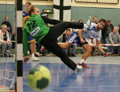 29.09.2018, Deutschland, Kornwestheim, Handball 3. Handball-Liga Süd SV Kornwestheim vs. HSG Konstanz: mitte v.l. Simon Tölke (HSG), Peter Jungwirth (SVK)