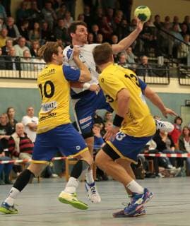 29.09.2018, Deutschland, Kornwestheim, Handball 3. Handball-Liga Süd SV Kornwestheim vs. HSG Konstanz: v.l. Tom Wolf (HSG), Christopher Tinti (SVK), Fabian Wiederstein (HSG)