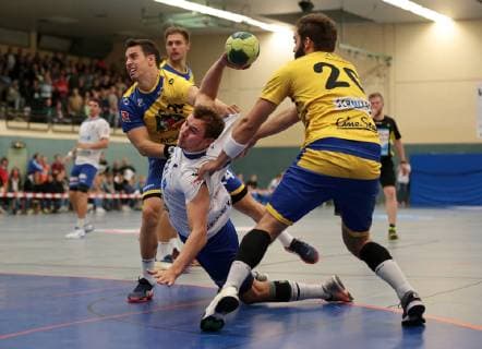 29.09.2018, Deutschland, Kornwestheim, Handball 3. Handball-Liga Süd SV Kornwestheim vs. HSG Konstanz: v.l. Tim Jud (HSG), Christian Wahl (SVK), Fabian Maier-Hasselmann (HSG)