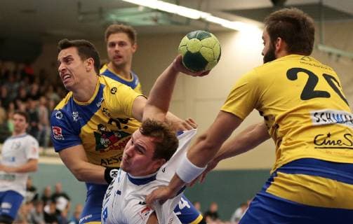 29.09.2018, Deutschland, Kornwestheim, Handball 3. Handball-Liga Süd SV Kornwestheim vs. HSG Konstanz: v.l. Tim Jud (HSG), Christian Wahl (SVK), Fabian Maier-Hasselmann (HSG)