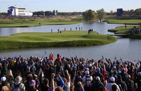 Fans cheer players on the 15th green on day two of the Ryder Cup at Le Golf National in Guyancourt near Paris on September 29, 2018. Team Europe leads Team USA 10-6 heading into the final day of competition.  PAR20180929051 DAVIDxSILPA