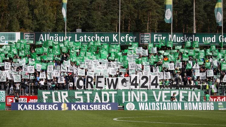 Fußball, Stadiongeschichte FC 08 Homburg 29.09.2018, xklex, Fussball Regionalliga Suedwest, FC Homburg - 1.FC Saarbrücken emspor, v.l. Choreo der Homburger Fans kurz vor Spielbeginn (DFL DFB REGULATIONS PROHIBIT ANY USE OF PHOTOGRAPHS as IMAGE SEQUENCES and or QUASI-VIDEO) Homburg
