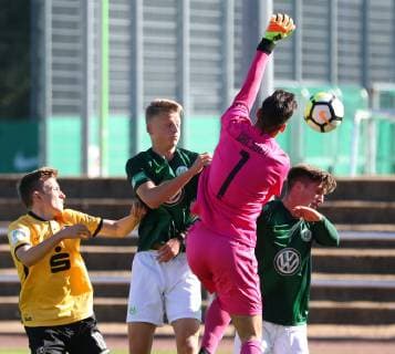 VfL vs Dresden, B-Junioren BL Wolfsburg, 29.09.2018, FUSSBALL - VfL Wolfsburg U17 U 17 vs Dynamo Dresden U17, B-Junioren Bundesliga, Saison 2018-2019. Wolfsburg *** VfL vs Dresden B Juniors BL Wolfsburg 29 09 2018 FOOTBALL VfL Wolfsburg U17 vs Dynamo Dresden U17 B Juniors Bundesliga Season 2018 2019 Wolfsburg