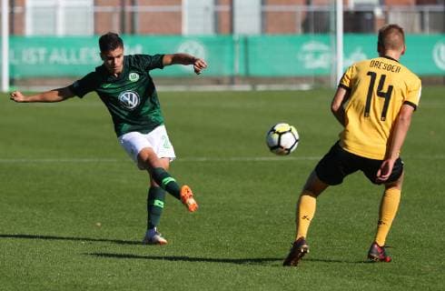 VfL vs Dresden, B-Junioren BL Wolfsburg, 29.09.2018, FUSSBALL - VfL Wolfsburg U17 U 17 vs Dynamo Dresden U17, B-Junioren Bundesliga, Saison 2018-2019. Enrique Pereira da Silva (VfL Wolfsburg U17) Wolfsburg *** VfL vs Dresden B Juniors BL Wolfsburg 29 09 2018 FOOTBALL VfL Wolfsburg U17 vs Dynamo Dresden U17 B Juniors Bundesliga Season 2018 2019 Enrique Pereira da Silva VfL Wolfsburg U17 Wolfsburg