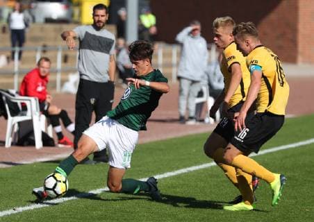 VfL vs Dresden, B-Junioren BL Wolfsburg, 29.09.2018, FUSSBALL - VfL Wolfsburg U17 U 17 vs Dynamo Dresden U17, B-Junioren Bundesliga, Saison 2018-2019. Timon Burmeister (VfL Wolfsburg U17) Wolfsburg *** VfL vs Dresden B Juniors BL Wolfsburg 29 09 2018 FOOTBALL VfL Wolfsburg U17 vs Dynamo Dresden U17 B Juniors Bundesliga Season 2018 2019 Timon Burmeister VfL Wolfsburg U17 Wolfsburg