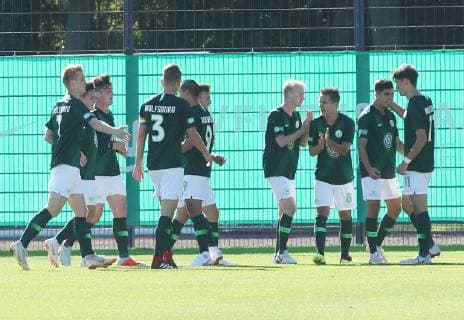 VfL vs Dresden, B-Junioren BL Wolfsburg, 29.09.2018, FUSSBALL - VfL Wolfsburg U17 U 17 vs Dynamo Dresden U17, B-Junioren Bundesliga, Saison 2018-2019. Torjubel zum 1:1 Wolfsburg *** VfL vs Dresden B Juniors BL Wolfsburg 29 09 2018 FOOTBALL VfL Wolfsburg U17 vs Dynamo Dresden U17 B Juniors Bundesliga Season 2018 2019 Torjubel to 1 1 Wolfsburg