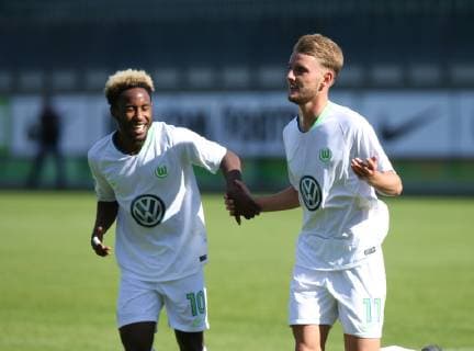 VfL vs Magdeburg, A-Junioren BL Wolfsburg, 29.09.2018, FUßBALL - VfL Wolfsburg U19 vs 1. FC Magdeburg, A-Junioren Bundesliga, Saison 2018-2019, AOK Stadion. Ole Pohlmann (VfL Wolfsburg U19) Torjubel mit John Yeboah (VfL Wolfsburg U19) Wolfsburg *** VfL vs Magdeburg A Juniors BL Wolfsburg 29 09 2018 FOOTBALL VfL Wolfsburg U19 vs 1 FC Magdeburg A Youth Bundesliga Season 2018 2019 AOK Stadium Ole Pohlmann VfL Wolfsburg U19 Torjubel with John Yeboah VfL Wolfsburg U19 Wolfsburg