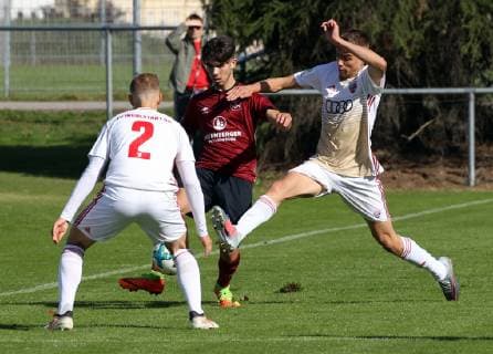 29.09.2018 - Fussball - Saison 2018 2019 - Bundesliga Süd Südwest - 7. Spieltag: 1. FC Nürnberg Nuernberg FCN U19 A-Junioren ( Club ) - FC Ingolstadt 04 U19 - DaMa - Felix Bachmann (2, FC Ingolstadt 04 ) Patrick Tekeser (19, 1.FC Nürnberg FCN ) Filip Bilbija (27, FC Ingolstadt 04 ) *** 29 09 2018 Football Season 2018 2019 Bundesliga South Southwest 7 Gameday 1 FC Nuremberg Nuernberg FCN U19 A Junior Club FC Ingolstadt 04 U19 DaMa Felix Bachmann 2 FC Ingolstadt 04 Patrick Tekeser 19 1 FC Nuremberg FCN Filip Bilbija 27 FC Ingolstadt 04