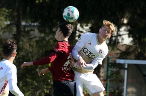 29.09.2018 - Fussball - Saison 2018 2019 - Bundesliga Süd Südwest - 7. Spieltag: 1. FC Nürnberg Nuernberg FCN U19 A-Junioren ( Club ) - FC Ingolstadt 04 U19 - DaMa - Linus Rosenlöcher (13, 1.FC Nürnberg FCN ) im Kopfballduell mit Maximilian Brenig (14, FC Ingolstadt 04 ) *** 29 09 2018 Football Season 2018 2019 Bundesliga South Southwest 7 Gameday 1 FC Nuremberg Nuernberg FCN U19 A Junior Club FC Ingolstadt 04 U19 DaMa Linus Rosenlöcher 13 1 FC Nurnberg FCN im Kopfduell with Maximilian Brenig 14 FC Ingolstadt 04