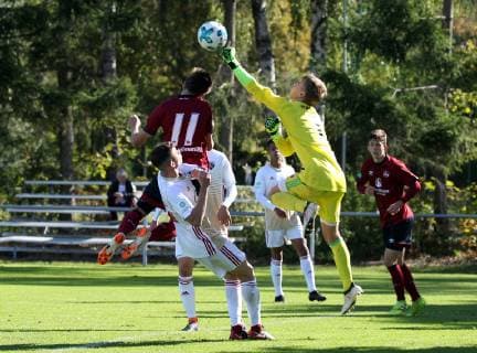 29.09.2018 - Fussball - Saison 2018 2019 - Bundesliga Süd Südwest - 7. Spieltag: 1. FC Nürnberg Nuernberg FCN U19 A-Junioren ( Club ) - FC Ingolstadt 04 U19 - DaMa - Lukas Schellenberg (1, FC Ingolstadt 04 ) faustet Ball gg Erik Basista (11, 1.FC Nürnberg FCN ) weg *** 29 09 2018 Football Season 2018 2019 Bundesliga South Southwest 7 Gameday 1 FC Nuremberg Nuernberg FCN U19 A Junior Club FC Ingolstadt 04 U19 DaMa Lukas Schellenberg 1 FC Ingolstadt 04 fist off ball gg Erik Basista 11 1 FC Nurnberg FCN away