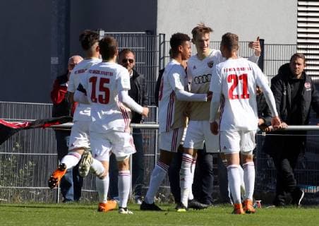29.09.2018 - Fussball - Saison 2018 2019 - Bundesliga Süd Südwest - 7. Spieltag: 1. FC Nürnberg Nuernberg FCN U19 A-Junioren ( Club ) - FC Ingolstadt 04 U19 - DaMa - Jubel Freude Torjubel nach Tor zum 0:1 - Maximilian Breunig (18, FC Ingolstadt 04 ) und Mannschaft Team jubelt freut sich - Torschütze: Maximilian Breunig (18, FC Ingolstadt 04 ) *** 29 09 2018 Soccer Season 2018 2019 Bundesliga South Southwest 7 Gameday 1 FC Nuremberg Nuernberg FCN U19 A Junior Club FC Ingolstadt 04 U19 DaMa Jubel Joy Toast to 0 1 Maximilian Breunig 18 FC Ingolstadt 04 Team Jubelt is looking forward to scorer Maximilian Breunig 18 FC Ingolstadt 04