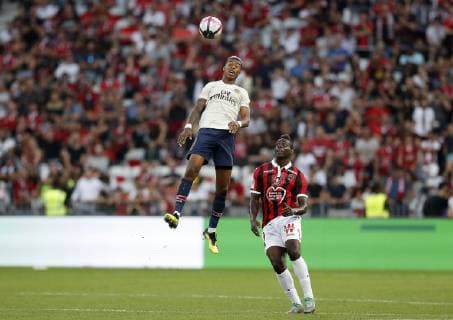 (180930) -- NICE, Sept. 30, 2018 -- Presnel Kimpembe (L) of Paris Saint-Germain vies with Mario Balotelli of Nice during the 2018-2019 season French Ligue 1 match between Paris Saint-Germain and Nice in Nice, France on Sept. 29, 2018. Paris Saint-Germain won 3-0. ) (SP)FRANCE-NICE-FOOTBALL-LIGUE 1-PARIS SAINT-GERMAIN VS NICE ChristophexPetino 