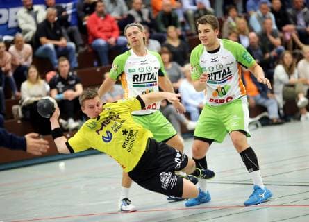 Dritte Handball-Bundesliga - MSG Grossbieberau Modau vs HSG Dutenhofen-Münchholzhausen - Saison - 2018 -2019 - 29.09.2018 - Grossbieberau v. l. Nils Arnold MSG Falken, Fabian Kraft, Ian Weber beide Dutenhofen Aktion, Zweikampf -