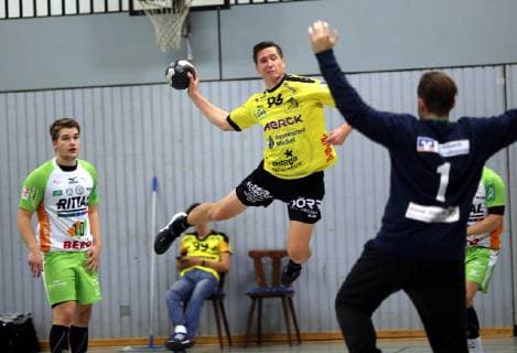 Dritte Handball-Bundesliga - MSG Grossbieberau Modau vs HSG Dutenhofen-Münchholzhausen - Saison - 2018 -2019 - 29.09.2018 - Grossbieberau v. l. Ian Weber Dutenhofen, Hrvoje Batinovic MSG Falken, Nils Kaiser Dutenhofen Aktion, Einzelbild -