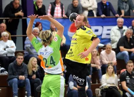 Dritte Handball-Bundesliga - MSG Grossbieberau Modau vs HSG Dutenhofen-Münchholzhausen - Saison - 2018 -2019 - 29.09.2018 - Grossbieberau v. l. Fabian Kraft Dutenhofen, Michael Malik MSG Falken Aktion, Zweikampf -