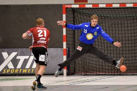 29-09-2018 pmk NA155853 Handball Herren 2.Bundesliga Saison 2018 2019 TuS-Nluebbecke - VfL Luebeck-Schwartau Siebenmeter Sebastian DAMM (21) Schwartau Joel BIRLEHM (35) -Torwart- Luebbecke