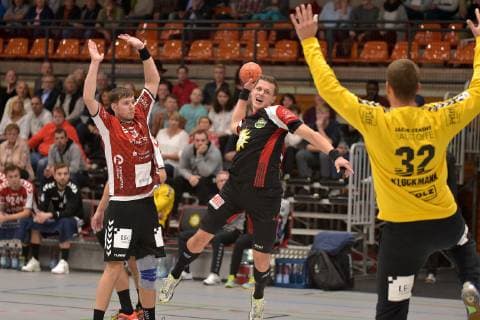29-09-2018 pmk NA155854 Handball Herren 2.Bundesliga Saison 2018 2019 TuS-Nluebbecke - VfL Luebeck-Schwartau Toni PODPOLINSKI (08) Schwartau Patryk WALCZAK (07) Luebbecke Dennis KLOCKMANN (32) -Torwart- Schwartau
