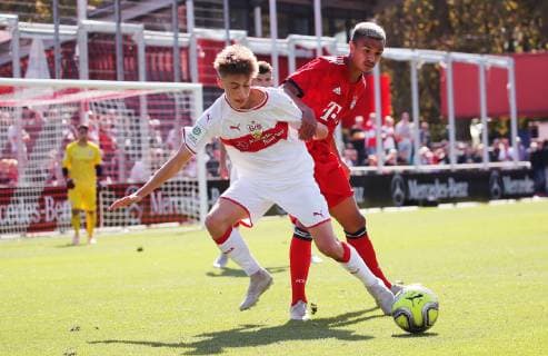 BAU 29.09.2018 Stuttgart Fußball A-Junioren VfB Stuttgart vs. FC Bayern München, v.l. Nick Bätzner (VfB), Oliver Batista Meier (Bayern) *** BAU 29 09 2018 Stuttgart Football A Juniors VfB Stuttgart vs Bayern Munich v l Nick Bätzner VfB Oliver Batista Meier Bayern