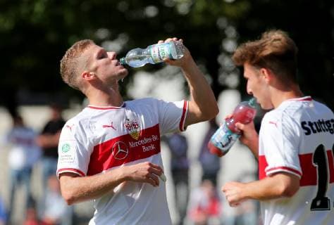 BAU 29.09.2018 Stuttgart Fußball A-Junioren VfB Stuttgart vs. FC Bayern München, vorn Eric Hottmann (VfB) trinkt aus einer Wasserflasche *** BAU 29 09 2018 Stuttgart Football A Juniors VfB Stuttgart vs Bayern Munich forward Eric Hottmann VfB drinks from a water bottle