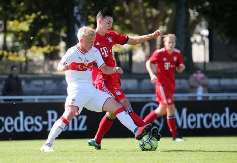 BAU 29.09.2018 Stuttgart Fußball A-Junioren VfB Stuttgart vs. FC Bayern München, v.l. Per Lockl (VfB), Marvin Cuni (Bayern) *** BAU 29 09 2018 Stuttgart Football A Juniors VfB Stuttgart vs Bayern Munich v Per Perl VfB Marvin Cuni Bayern