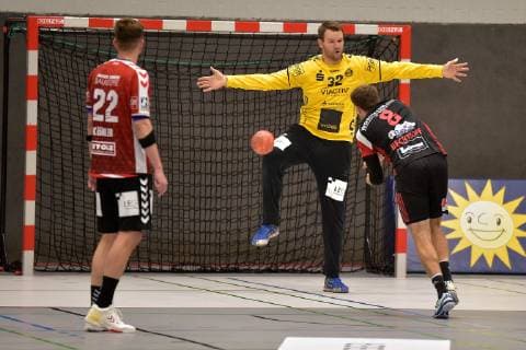 29-09-2018 pmk NA156056 Handball Herren 2.Bundesliga Saison 2018 2019 TuS-Nluebbecke - VfL Luebeck-Schwartau Siebenmeter Steffen KOEHLER (22) Schwartau Dennis KLOCKMANN (32) -Torwart- Schwartau Jens BECHTLOFF (08) Luebbecke