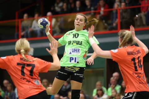 Merle Carstensen (Nr.10, TSV Nord Harrislee) gegen Vanessa Magg (Nr.77, Fuechse Berlin) und Tina Wagenlader (Nr.14, Fuechse Berlin) Harrislee Schleswig-Holstein Deutschland Holmberghalle Copyright: xAgentur54Gradx xSpeedphotosx