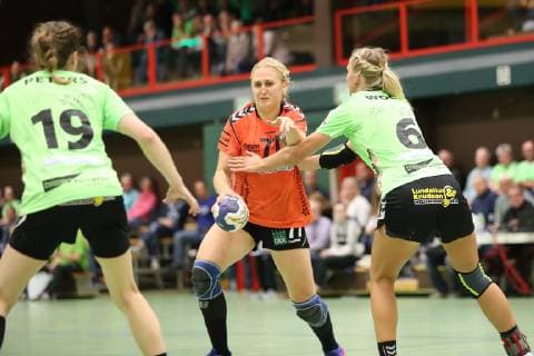 Vanessa Magg (Nr.77, Fuechse Berlin) gegen Franziska Peters (Nr.19, TSV Nord Harrislee) und Lotta Janne Woch (Nr.06, TSV Nord Harrislee) Harrislee Schleswig-Holstein Deutschland Holmberghalle Copyright: xAgentur54Gradx xSpeedphotosx