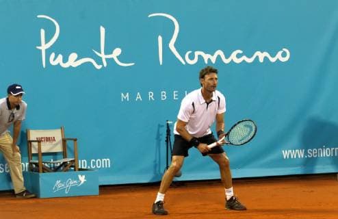 El tenista Juan Carlos Ferrero se ha proclamado campeon de la tercera edicion de la Senior Masters Cup que se ha disputado durante este fin de semana en Puente Romano. Lo ha hecho tras imponerse en la final al ruso Marat Safin por 6-3 y 6-4 en una final apasionante de puro tenis. Ferrero se suma asi al palmares del evento marbelli en el que ya estaban John McEnroe y Carlos Moya. fotos Lorenzo Carnero cordonpress