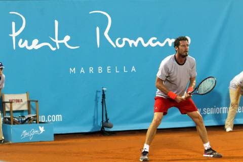 El tenista Juan Carlos Ferrero se ha proclamado campeon de la tercera edicion de la Senior Masters Cup que se ha disputado durante este fin de semana en Puente Romano. Lo ha hecho tras imponerse en la final al ruso Marat Safin por 6-3 y 6-4 en una final apasionante de puro tenis. Ferrero se suma asi al palmares del evento marbelli en el que ya estaban John McEnroe y Carlos Moya. fotos Lorenzo Carnero cordonpress