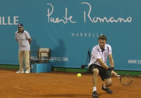 El tenista Juan Carlos Ferrero se ha proclamado campeon de la tercera edicion de la Senior Masters Cup que se ha disputado durante este fin de semana en Puente Romano. Lo ha hecho tras imponerse en la final al ruso Marat Safin por 6-3 y 6-4 en una final apasionante de puro tenis. Ferrero se suma asi al palmares del evento marbelli en el que ya estaban John McEnroe y Carlos Moya. fotos Lorenzo Carnero cordonpress