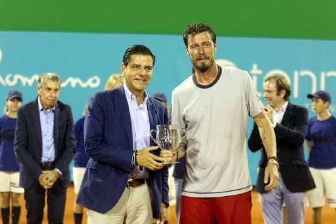 El tenista Juan Carlos Ferrero se ha proclamado campeon de la tercera edicion de la Senior Masters Cup que se ha disputado durante este fin de semana en Puente Romano. Lo ha hecho tras imponerse en la final al ruso Marat Safin por 6-3 y 6-4 en una final apasionante de puro tenis. Ferrero se suma asi al palmares del evento marbelli en el que ya estaban John McEnroe y Carlos Moya. fotos Lorenzo Carnero cordonpress