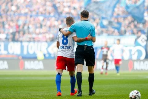 30.09.2018, xtgx, Fussball 2. Bundesliga, Hamburger SV - FC St. Pauli emspor, v.l. Lewis Holtby (Hamburger SV, 8) und Schiedsrichter, Schiri, referee Markus Schmidt (DFL DFB REGULATIONS PROHIBIT ANY USE OF PHOTOGRAPHS as IMAGE SEQUENCES and or QUASI-VIDEO) Hamburg *** 30 09 2018 xtgx Soccer 2 Bundesliga Hamburger SV FC St Pauli emspor v Lewis Holtby Hamburger SV 8 and Referee Referee Markus Schmidt DFL DFB REGULATIONS PROHIBIT ANY USE OF PHOTOGRAPH as IMAGE SEQUENCES and or QUASI VIDEO Hamburg