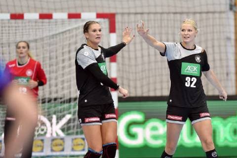 Jubel bei Julia Behnke (Deutschland, TuS Metzingen) (L) und Shenia Evgenija Minevskaja (Deutschland, TuS Metzingen) ,GER, Deutschland - Russland Handball, Laenderspiel Nationalmannschaft Frauen, Testspiel, 30.09.2018, ,GER, Deutschland - Russland Handball, Laenderspiel Frauen, 30.09.2018 Nordhausen Copyright: xEIBNER RolandxSippelx EP_RSL