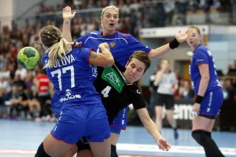Nordhausen, 30.09.2018 Handball, Länderspiel, Frauen, Saison 2018 19, Deutschland(GER) vs Russland (RUS) Yaroslava Frolova (RUS), Anna Sen (RUS) und Alina Grijseels (GER)