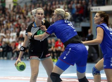 Nordhausen, 30.09.2018 Handball, Länderspiel, Frauen, Saison 2018 19, Deutschland(GER) vs Russland Mia Zschoke (GER), Anna Sen (RUS) und Ekaterina Matlashova (RUS)