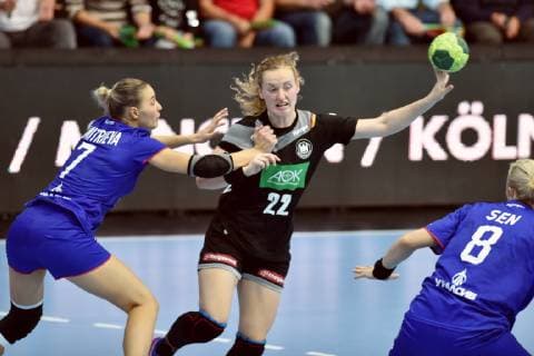 Daria Dmitrieva (Russland) (L) Maren Weigel (Deutschland, TuS Metzingen) am Ball, Anna Sen (Russland) (R, NR 8) ,GER, Deutschland - Russland Handball, Laenderspiel Nationalmannschaft Frauen, Testspiel, 30.09.2018, ,GER, Deutschland - Russland Handball, Laenderspiel Frauen, 30.09.2018 Nordhausen Copyright: xEIBNER RolandxSippelx EP_RSL