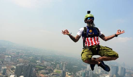 Sport Themen der Woche KW39 Sport Bilder des Tages 30 9 2018 Malaysia, Kuala Lumpur,the 3rd day and the final day of the International Championship of Xtreme Skydive 148 jumpers from 17 countries participate in the International Championship of Xtreme Skydive World BASE Cup 2018. The participants jump from the kl tower building, freefall for four to six seconds before deflating their canopies and land on the ground safely (C)H.Berbar