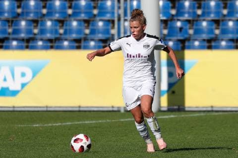 Linda Dallmann (SGS, 10), am Ball, Spielszene, Freisteller, Ganzkörper, Einzelbild, Aktion, Action, Fussball, Allianz Frauen-Bundesliga, TSG 1899 Hoffenheim - SGS Essen, DFB REGULATIONS PROHIBIT ANY USE OF PHOTOGRAPHS AS IMAGE SEQUENCES AND OR QUASI-VIDEO.