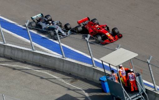 Motorsports: FIA Formula One World Championship WM Weltmeisterschaft 2018, Grand Prix of Russia, 44 Lewis Hamilton (GBR, Mercedes AMG Petronas F1 Team), , 5 Sebastian Vettel (GER, Scuderia Ferrari) Sochi Russia